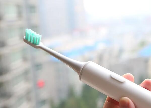 電動牙刷會對牙齒造成傷害嗎？原來牙齒受損與這兩者有關