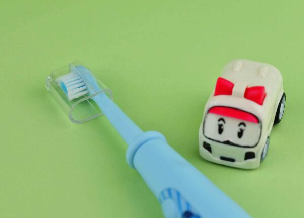 兒童用電動牙刷和普通牙刷哪個好？選用兒童電動牙刷的三大優勢