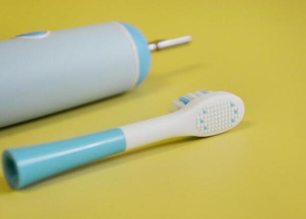 兩歲寶寶怎么用電動牙刷？兩歲寶寶正確使用電動牙刷要點